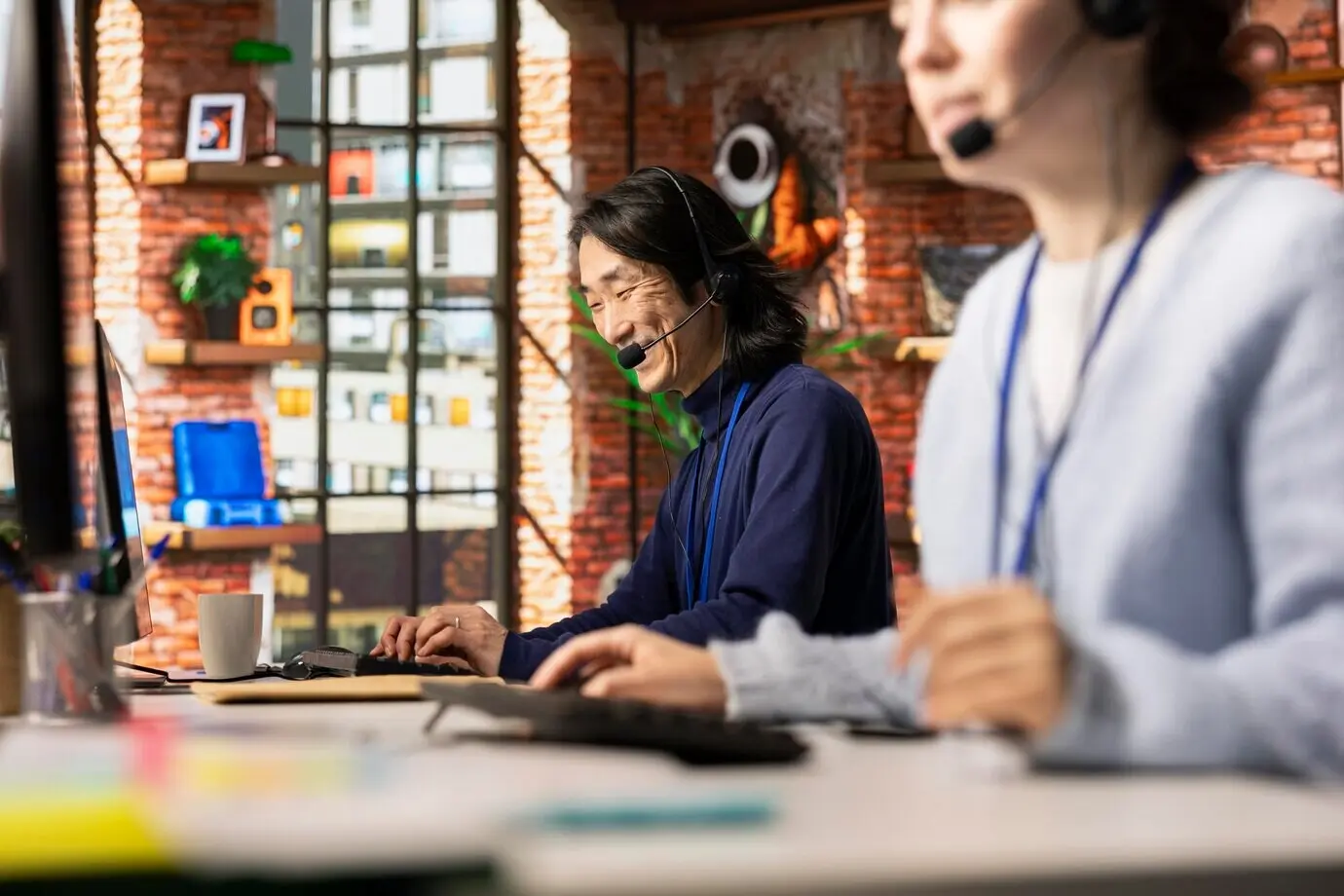 Весёлый старший агент колл-центра анализирует обратную связь от клиентов.