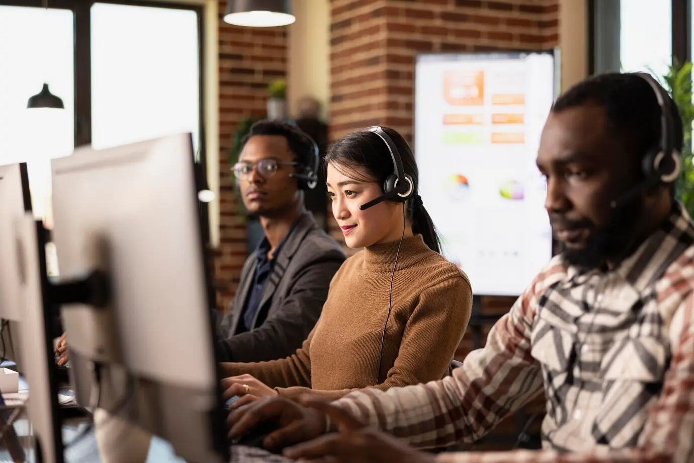 Специалист службы поддержки рассматривает обратную связь.