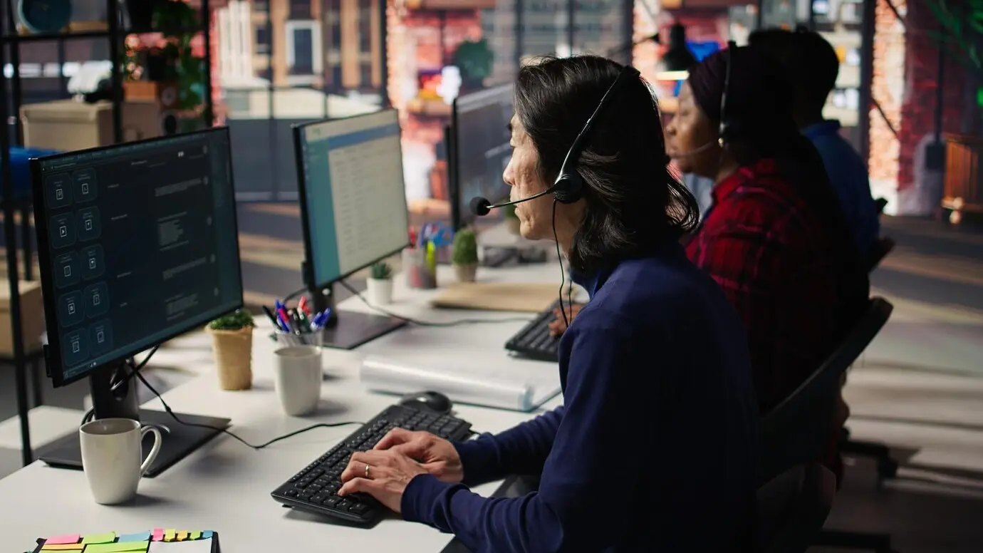 Опытный сотрудник колл-центра, слушающий запросы клиентов